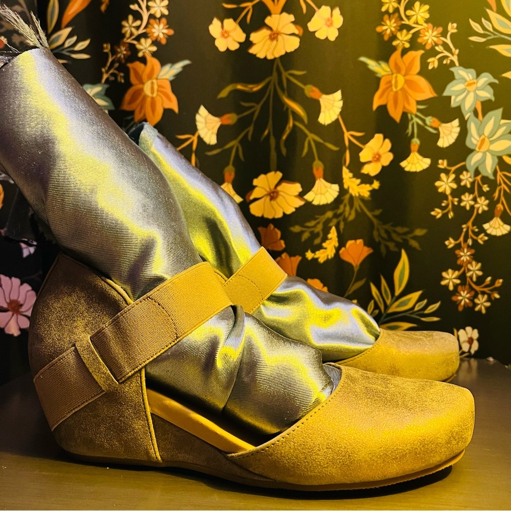 Size 9W Taupe & Gold Metallic Suede Ballet Wedge w/Elastic Strap Like New